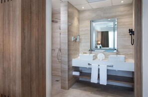 Shower, rainfall showerhead, free toiletries, hair dryer - Serenade Punta Cana Beach & Spa Resort - All Inclusive (Punta Cana)