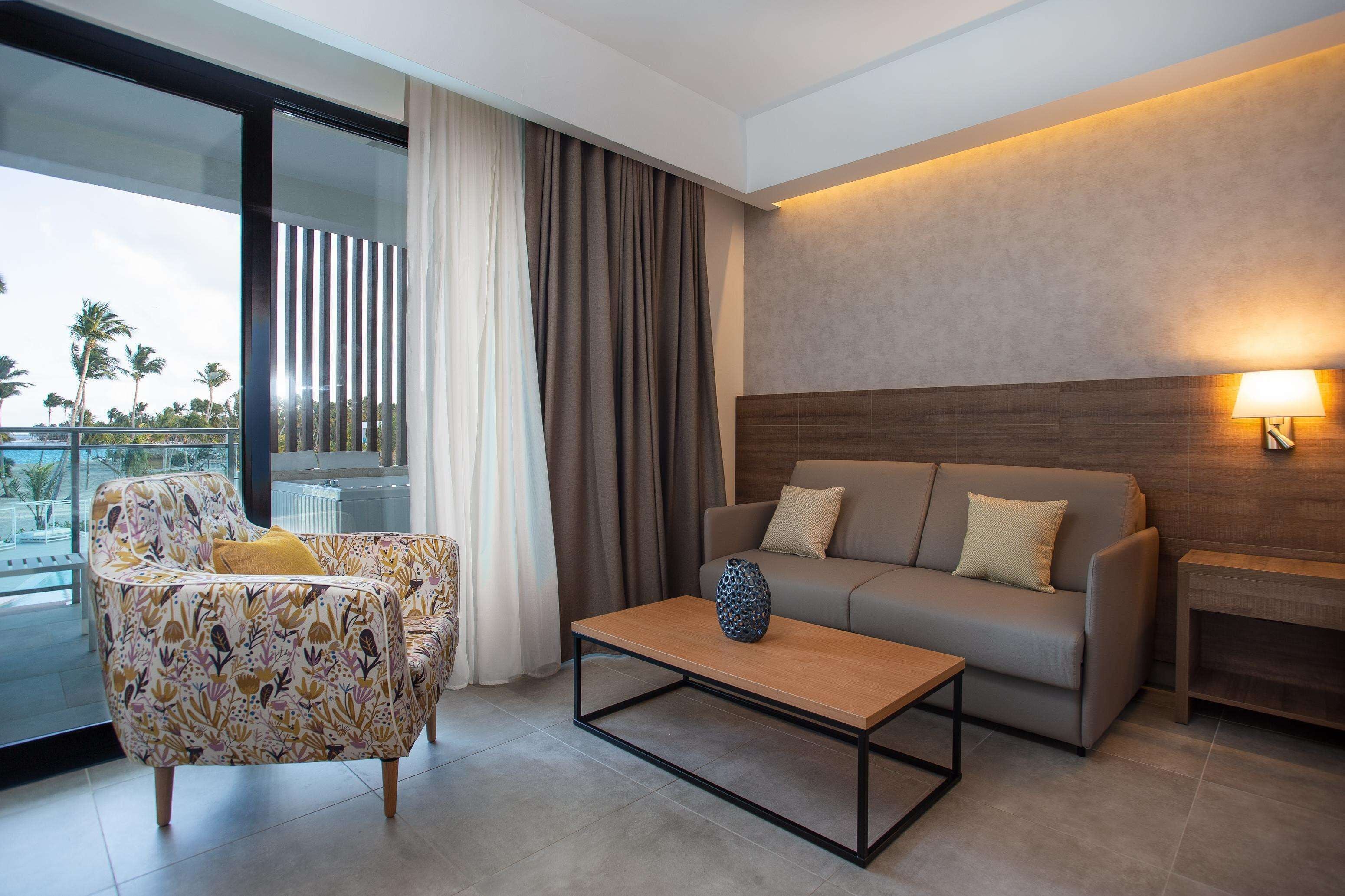 Een moderne woonkamer met een bank, fauteuil en salontafel.