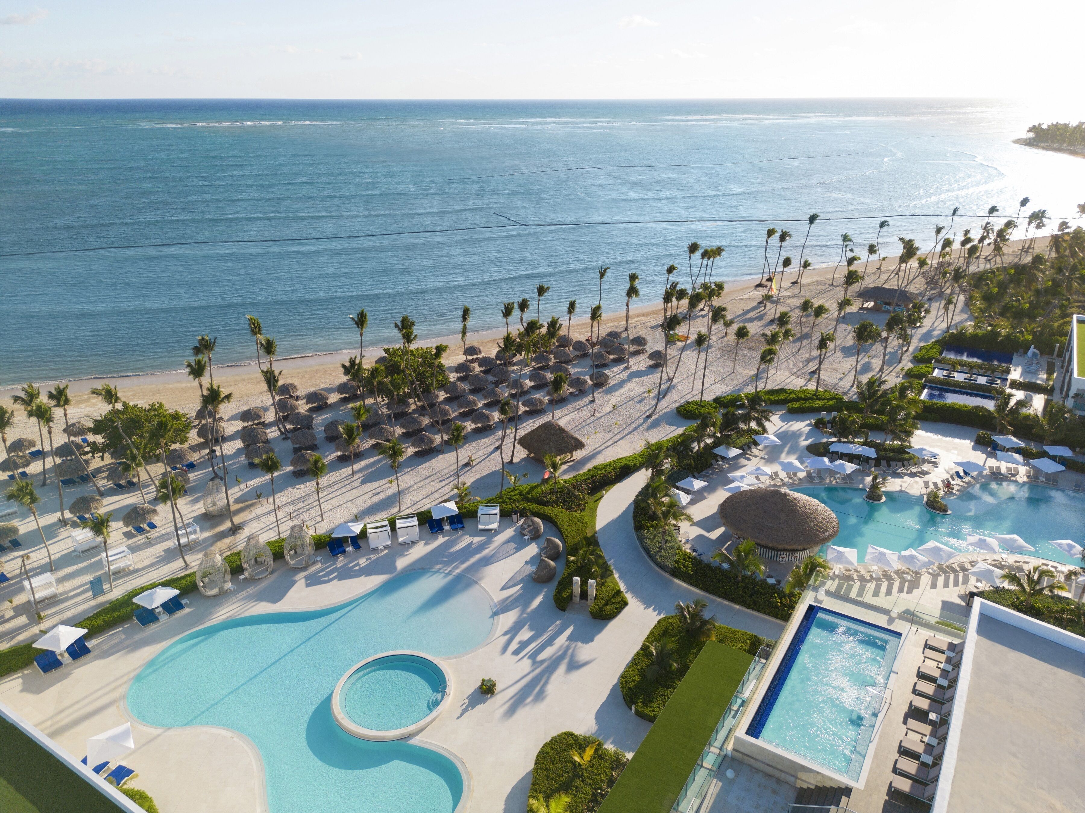 Plage privée, sable blanc, chaises longues, parasols