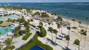 Et resort med pool, strand og havudsigt.