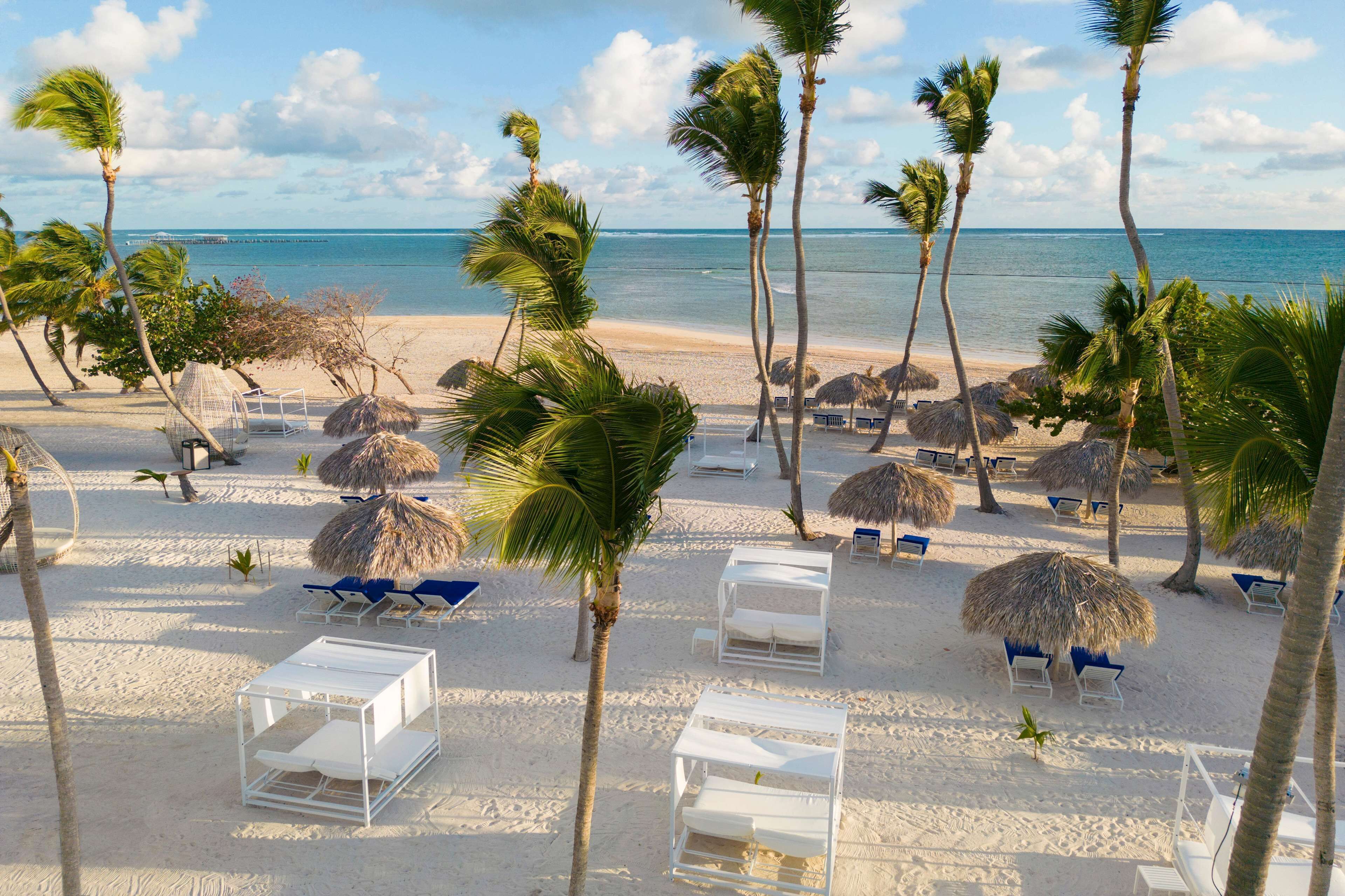 Playa privada, playa de arena blanca, camastros y sombrillas 