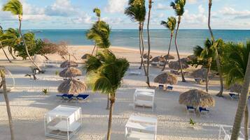 Playa privada, playa de arena blanca, camastros y sombrillas