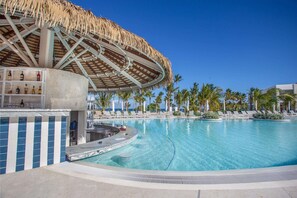 5 barer/lounger, 2 poolbarer, 2 barer ved poolen