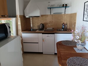 Refrigerador, microondas, lavavajillas y tetera eléctrica 