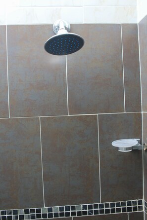 Shower, towels - Marley Manor (Kingston)