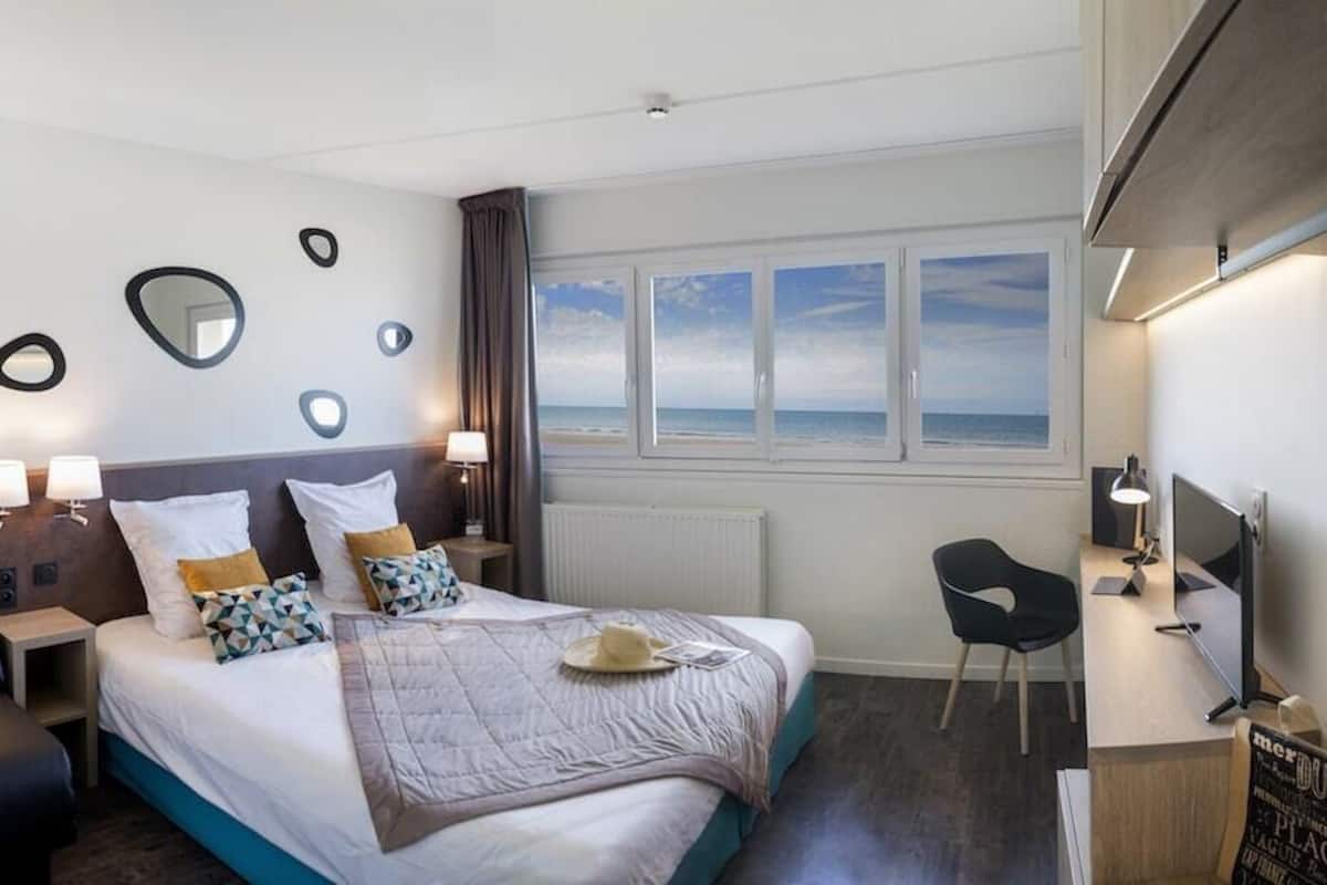 in-room safe, laptop workspace, iron/ironing board, free wifi