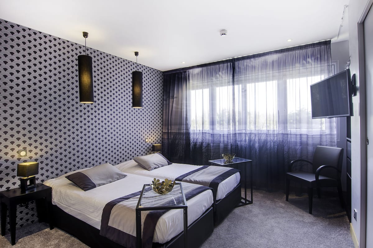 In-room safe, laptop workspace, iron/ironing board, free WiFi