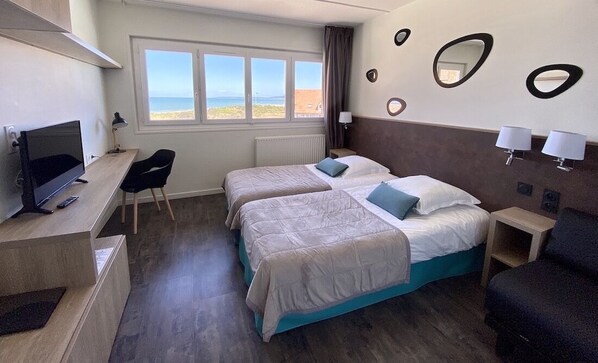 Habitación doble superior | Caja de seguridad en la habitación y espacio para trabajar con laptop 