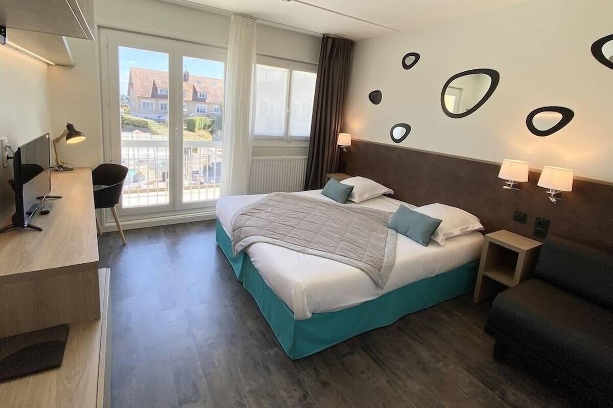 in-room safe, laptop workspace, iron/ironing board, free wifi