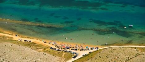 Una spiaggia nelle vicinanze