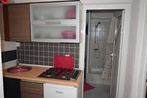 Réfrigérateur, plaque de cuisson, lave-vaisselle, cafetière/bouilloire