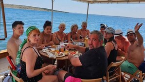 A group of people dining on a boat with a view of the sea. - Apartment in Vrsi with Balcony, Air condition, WIFI (4824-3) (Vrsi)