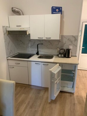 Fridge, microwave, coffee/tea maker, cookware/dishes/utensils - Apartment in Vrsi with Balcony, Air condition, WIFI (4824-4) (Vrsi)