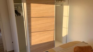 A bedroom with a bed, a wardrobe, and a mirror. - Apartment in Vrsi with Balcony, Air condition, WIFI (4824-5) (Vrsi)