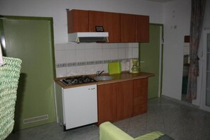Kylskåp, mikrovågsugn, ugn och spishäll