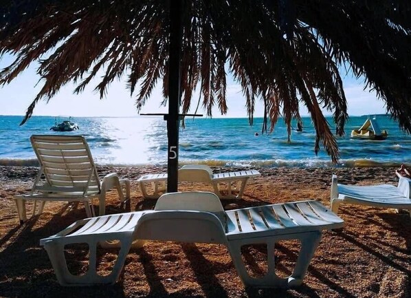 Una spiaggia nelle vicinanze