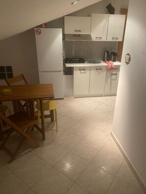 Fridge, microwave, oven, coffee/tea maker