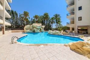 Appartement | Piscine | Piscine extérieure, chaises longues
