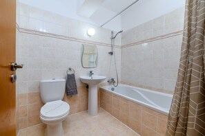 Appartement | Salle de bain | Ensemble baignoire-douche, baignoire profonde, séchoir à cheveux