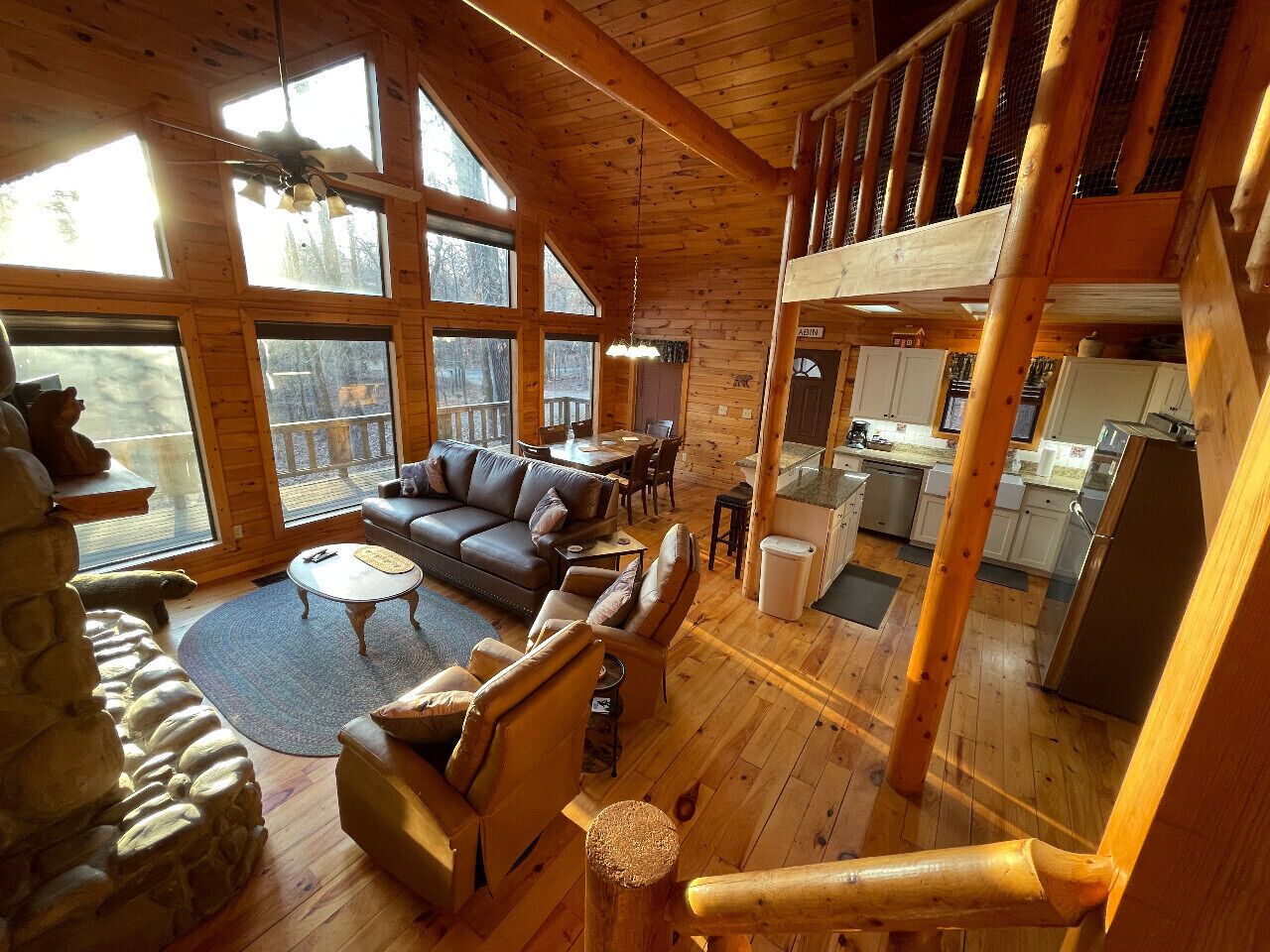 Een televisie, een open haard en tafelvoetbal