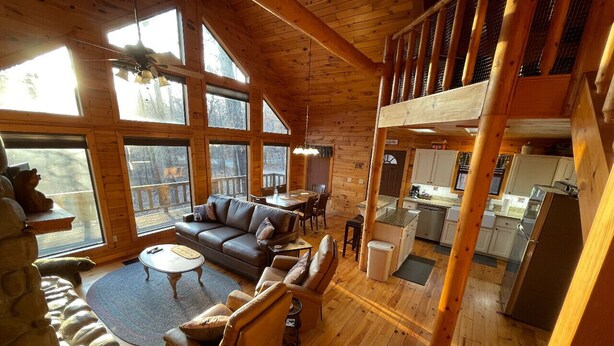 Ein geräumiges Blockhauskabinen-Interieur mit Wohnbereich, Essbereich und Küche.