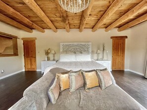 4 habitaciones, escritorio y tabla de planchar con plancha