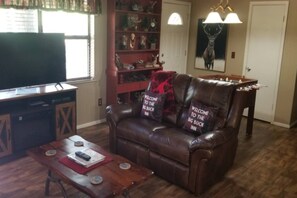 Una televisión, una chimenea