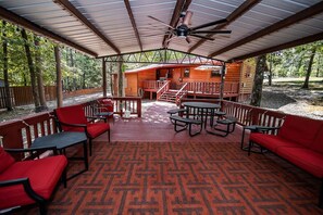 Outdoor dining - Big Buck Inn- Broken Bow/Hochatown- 2bd (Broken Bow)