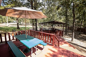 Outdoor dining - Big Buck Inn- Broken Bow/Hochatown- 2bd (Broken Bow)