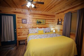 Skrivebord, wi-fi (inkludert) og sengetøy