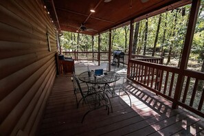 Outdoor dining - Sparks Fly- Broken Bow/Hochatown- 1bd (Broken Bow)