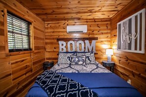 Desk, iron/ironing board, free WiFi, bed sheets - Sparks Fly- Broken Bow/Hochatown- 1bd (Broken Bow)