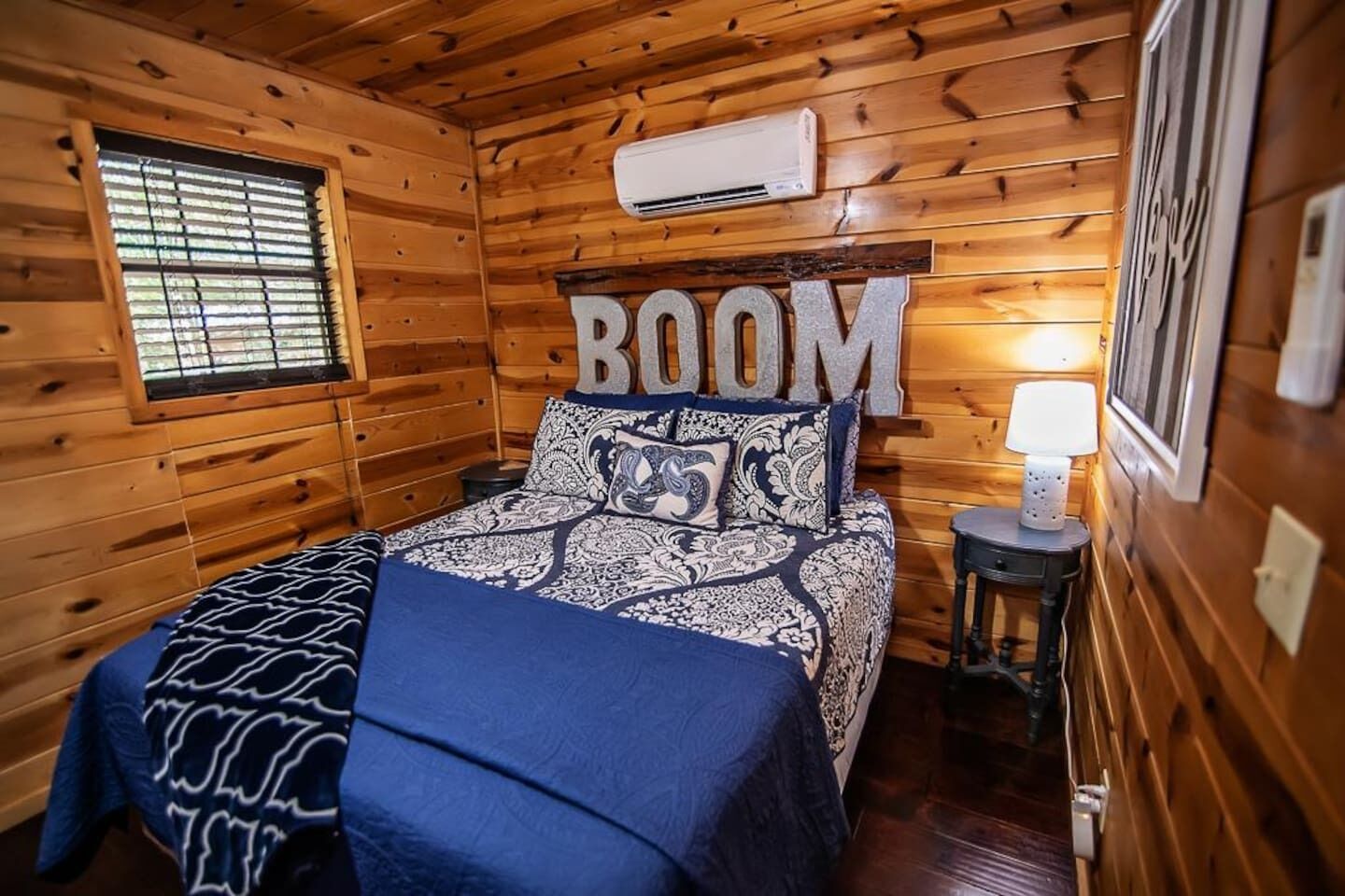 Escritorio, tabla de planchar con plancha, wifi gratis y ropa de cama 