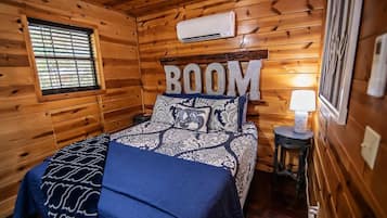 Escritorio, tabla de planchar con plancha, wifi gratis y ropa de cama