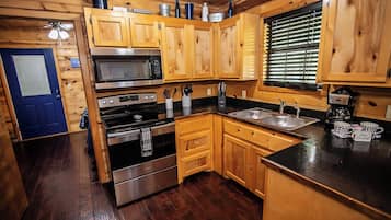 Horno, placa de cocina, cafetera o tetera y tostadora