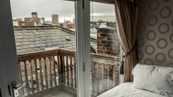 Victoria Apartment 12 | Egyptian cotton sheets, premium bedding, individually decorated