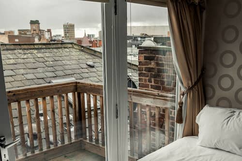 Victoria Apartment 12 | Egyptian cotton sheets, premium bedding, individually decorated