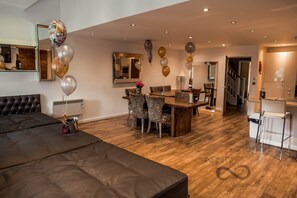 Victoria Apartment 12 | Living area | Flat-screen TV, Netflix