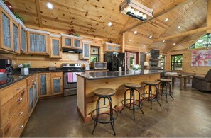 Four, plaque de cuisson, lave-vaisselle, cafetière/bouilloire