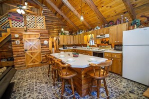 Fridge, microwave, oven, stovetop - Cherokee Fiddle- Broken Bow/Hochatown- 2bd (Broken Bow)