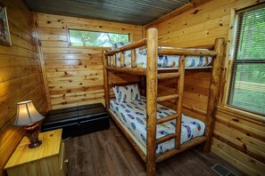 Escritorio, wifi gratis y ropa de cama 