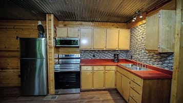 Ofen, Herdplatte, Wasserkocher mit Kaffee-/Teezubehör, Toaster