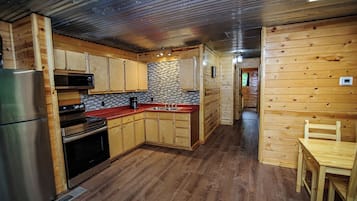 Horno, parrilla de estufa, cafetera y tetera y tostadora