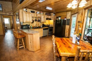 Fridge, microwave, oven, stovetop - Hidden Valley Retreat- Broken Bow/Hochatown- 2bd (Smithville)