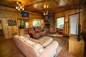 TV, fireplace - Hidden Valley Retreat- Broken Bow/Hochatown- 2bd (Smithville)