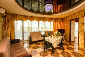 Appartement Luxe | 1 chambre, décoration personnalisée, ameublement personnalisé, bureau