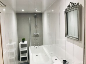 Duschwanne, Haartrockner, Handtücher, Toilettenpapier