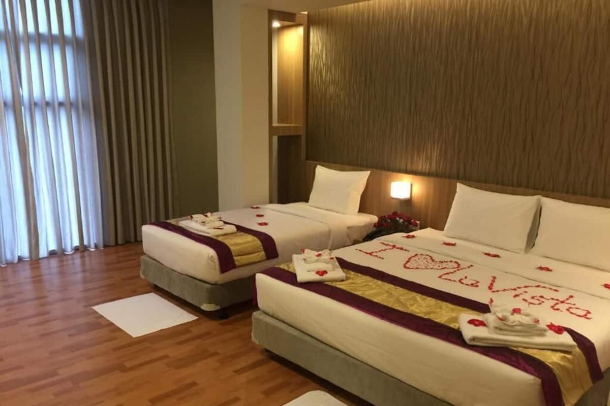ห้องพรีเมียร์สวีท | ผ้านวม  ขนเป็ด, เตียงเมมโมรีโฟม, ตู้นิรภัยในห้องพัก, โต๊ะทำงาน