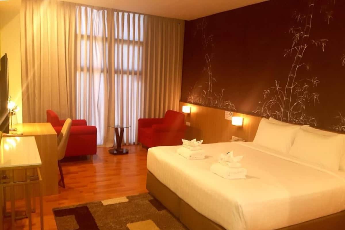 ห้องจูเนียร์สวีท | ผ้านวมขนเป็ด, เตียงเมมโมรีโฟม, ตู้นิรภัยในห้องพัก, โต๊ะทำงาน