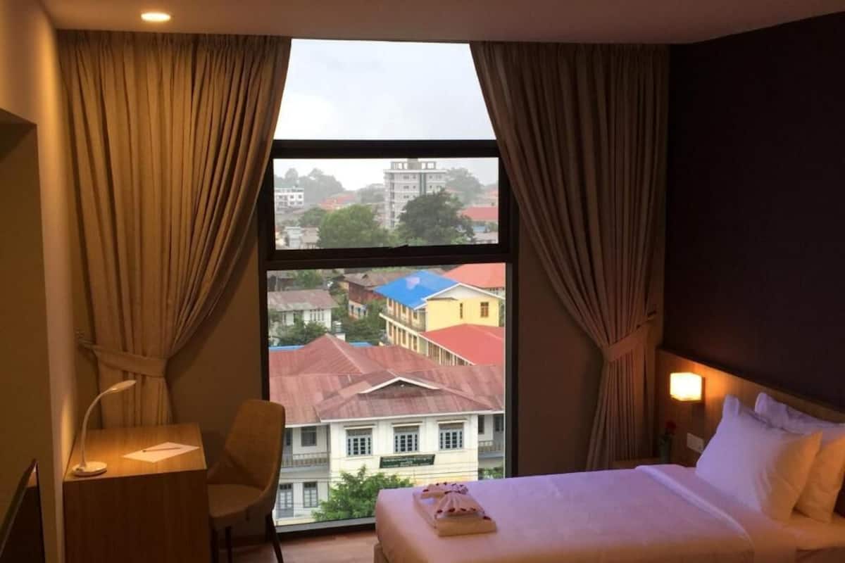 ห้องดีลักซ์ทวิน | ผ้านวมขนเป็ด, เตียงเมมโมรีโฟม, ตู้นิรภัยในห้องพัก, โต๊ะทำงาน